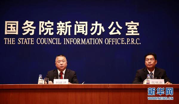 Liu Yuejin (L), a drug official with the Ministry of Public Security, speaks at a press conference by the State Council Information Office on June 24, 2015, where a new report connected to drug drade in China is released. (Photo/Xinhua)