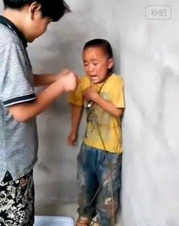 The screenshot shows a boy was beaten by a junior high student in Qingyuan county, Zhejiang province.