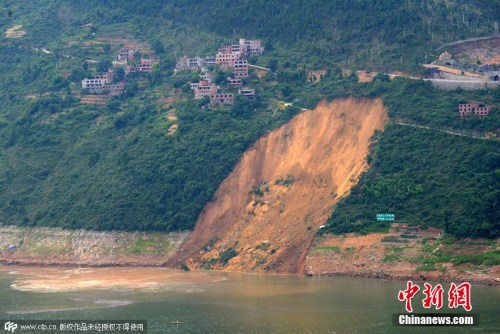 A landslide occurrs on the northern bank of the Daning River, a tributary of the Yangtze River, in Wushan County on June 24. (Photo/CFP) 