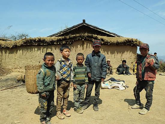 Children pose for a photo in a poor vilalge of Sichan province. (Photo/Xinhua)