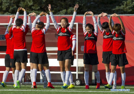 Players of China warm up ahead of a training session in Ottawa, Canada, June 24, 2015. China will play the United States in their quarterfinal of 2015 FIFA Women's World Cup on June 26. (Xinhua/Zou Zheng)