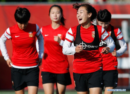 China's Wu Haiyan (Front) takes part in a training session in Ottawa, Canada, June 24, 2015. China will play the United States in their quarterfinal of 2015 FIFA Women's World Cup on June 26. (Xinhua/Wang Lili)