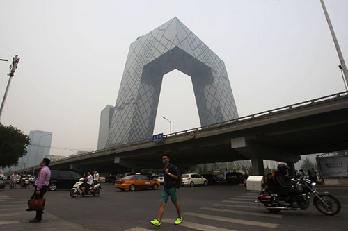 The China Central Television headquarters building is backed by a shroud of smog in Beijing on Tuesday. (Wang Zhuangfei/China Daily)
