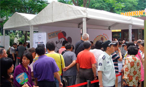 People were lined up for an entire block in front of stands in Jing'an Park in the morning. The first person in line arrived 12 hours before the stands opened.
