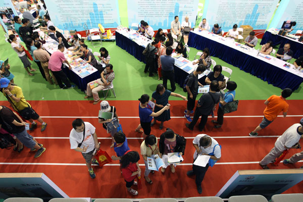 Fresh from the gaokao, the national college entrance exam, students in Beijing attend an advisory event at Beijing Union University on Monday before they make decisions about where to submit their university applications. WANG ZHUANGFEI/CHINA DAILY