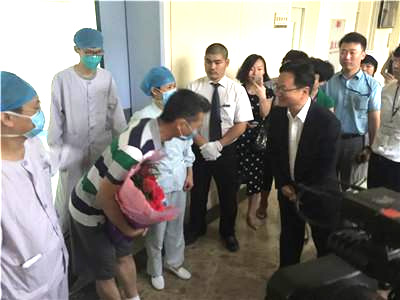 A South Korean man leaves a hospital in Huizhou, south Chinas Guangdong province on Friday, June 26, 2015. The man has recovered from the Middle East Respiratory Syndrome. (Photo/Chinanews.com)