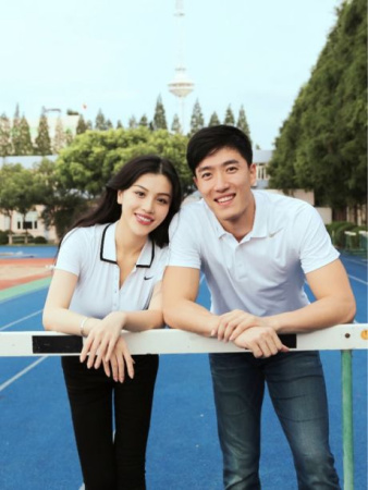 Liu Xiang (R) and Ge Tian in this combination photo on the star hurdler's Weibo.