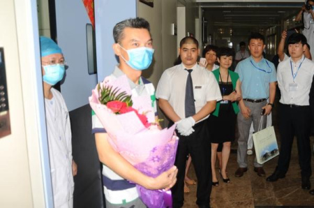 A South Korean man who has recovered from the Middle East Respiratory Syndrome leaves a hospital in Huizhou, south China's Guangdong province on Friday, June 26, 2015. (Photo/www.thepaper.cn)