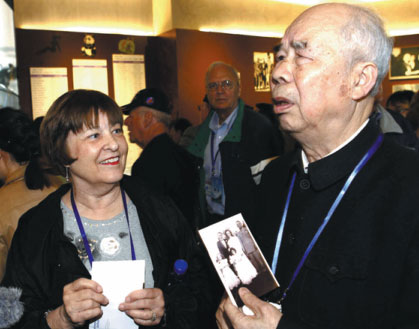 Long Fenggao (right), who helped save a pilot when he was 9, chats with a fellow guest at a Flying Tigers memorial event in Guilin in March. (Huo Yan/China Daily)