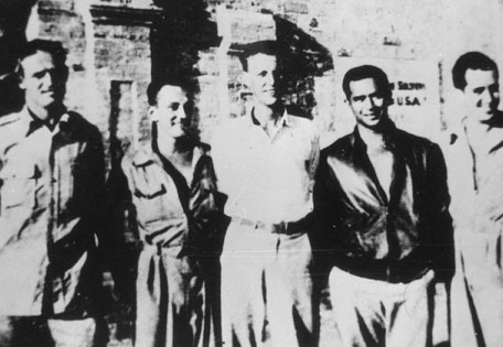 The rescued pilots appear in a more relaxed mood, also in 1944. (Photo provided to China Daily)