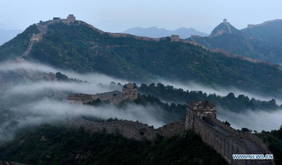 Photo taken on May 18, 2015 shows the Great Wall in cloud after a rainfall in Chengde, north China's Hebei Province. (Photo: Xinhua/Guo Zhongxing)