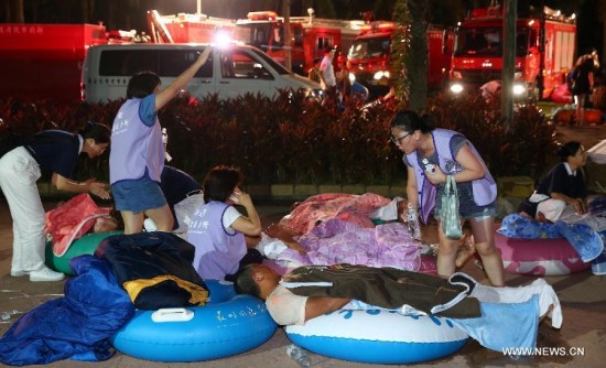 Medical staff help the injured after a fire which took place in a park in New Taipei, southeast China's Taiwan, June 27, 2015. A fire, which was suspected of resulting from explosion of a large amount of unknown flammable powder, in a recreational park in Taiwan's New Taipei city on Saturday has injured at least 474 people. (Xinhua)