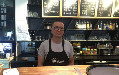Shen Mengmin serves at Cheku Cafe on Wednesday, while its waiters and workers were out for a trip. Having been immersed at Cheku for two years, he has become friends with the staff. (Photo provided to chinadaily.com.cn)