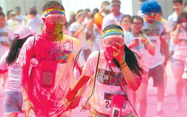 This file photo shows a couple covered in powder taking part in last years Color Run in Shanghai. The Shanghai Oriental Sports Center has withdrawn from this years event citing safety concerns in the wake of the deadly inferno at a Taiwan water park. (Photo/Dong Jun) 