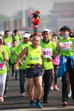 A senior citizen participates in an international running festival in April. The life expectancy of Beijing's permanent residents reached almost 82 years last year. (Chen Jiannan/for China Daily)