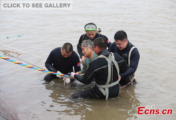 An elderly tourist is rescued by divers from a capsized passenger ship in the Hubei section of China's Yangtze River, June 2, 2015. The ship carrying 458 people sank Monday night in the Yangtze River, China's longest. (Photo: China News Service/Liu Zhen)
