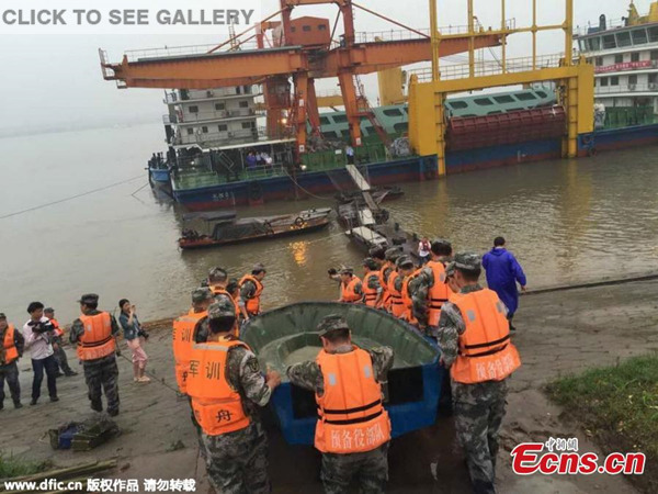 Rescuers work at the ship sinking site in the Jianli section of the Yangtze River in central China's Hubei Province June 2, 2015. A passenger ship carrying 458 people sunk Monday night in the Yangtze River, China's longest. More than 20 people have been rescued. (Photo/IC)