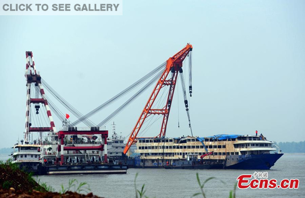 The ill-fated Eastern Star cruise ship is moved to berth away from the site where it capsized to ensure navigational safety on the Yangtze River in Jianli city, Central China's Hunan province, June 10, 2015. (Photo/IC)