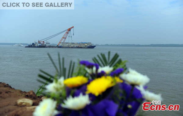 The ill-fated Eastern Star cruise ship is moved to berth away from the site where it capsized to ensure navigational safety on the Yangtze River in Jianli city, Central China's Hunan province, June 10, 2015.(Photo: China News Service/Zhang Chang)