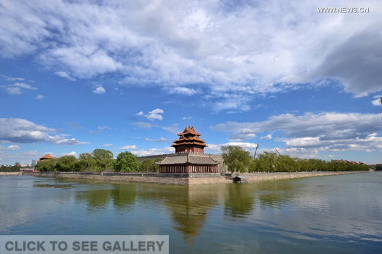 Photo taken on June 11, 2015 shows a turret of the Forbidden City in Beijing, capital of China. Beijing witnessed fine weather on Thursday after days of thundershower. (Xinhua/Li Xin)