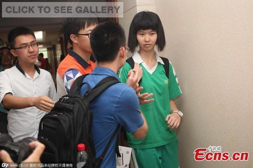 A graduate is stopped by university admission staff at a high school in Guangzhou, South China’s Guangdong province. Admission staff from China’s two top universities - Peking University and Tsinghua University - are competing to persuade the student, who scored a high mark in the recently completed National University Entrance Exam, to continue studies at their respective institutions. (Photo/CFP) A graduate is stopped by university admission staff at a high school in Guangzhou, South China’s Guangdong province. Admission staff from China’s two top universities - Peking University and Tsinghua University - are competing to persuade the student, who scored a high mark in the recently completed National University Entrance Exam, to continue studies at their respective institutions. (Photo/CFP)