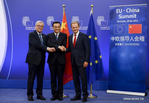 Chinese Premier Li Keqiang (C) poses for a group photo with President of the European Council Donald Tusk (R) and President of the European Commission Jean-Claude Juncker before the 17th China-EU leaders' meeting in Brussels, Belgium, June 29, 2015.(Photo: Xinhua/Li Xueren)