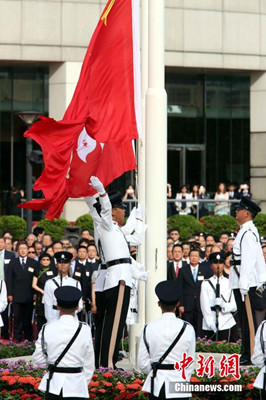 A flag-raising ceremony was held to celebrate the 18th anniversary of Hong Kong's return to China. (Photo/China News Service)