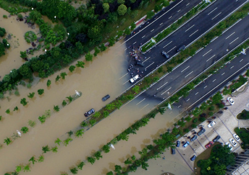 A photograph taken from a drone shows Jiangjun Avenue in Nanjing, Jiangsu province, covered with water on Sunday after heavy rains. Urban areas of the city experience urban flooding every year. Wu Jun/China Daily)