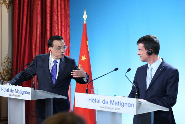 Chinese Premier Li Keqiang (L) and his French counterpart Manuel Valls attend a joint press conference after their talks in Paris, France, June 30, 2015. (Photo/Xinhua)