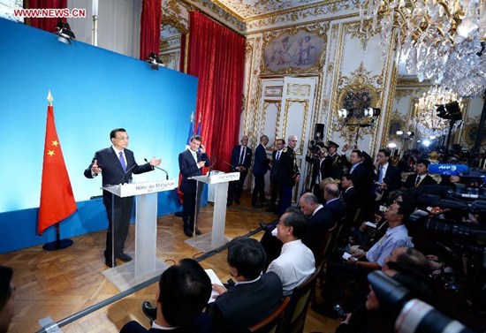 Chinese Premier Li Keqiang (L) and his French counterpart Manuel Valls attend a joint press conference after their talks in Paris, France, June 30, 2015. (Photo: Xinhua/Ma Zhancheng)