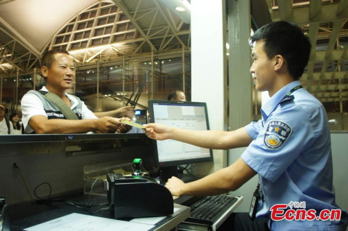 A Taiwan man passes a port in Guangzhou, South Chinas Guangdong province, July 1, 2015. The man was the first to visit the mainland after the mainland removed the entry permit requirement for Taiwan residents starting from July 1. In the past, Taiwan residents had to apply for a visa-like entry permit to visit the mainland. (Photo: China News Service/Xie Daxin)
