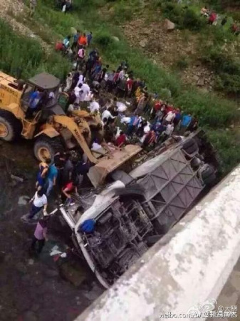 A bus carrying South Korean tourists fell off a bridge in northeast China on Wednesday. (Photo/Weibo)