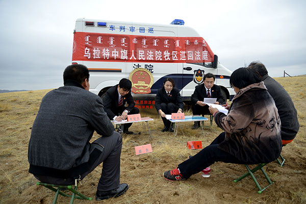 Court staff workers hear a civil case on a pasture in the Urad Middle Banner in the Inner Mongolia autonomous region in December.(Photo/Xinhua)