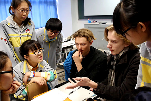 Middle school students from Denmark in discussion with Chinese students at an English class at Beijing No 2 Middle School in March. In September, the State Council, China's Cabinet, released details of proposed reforms to the gaokao that will underline the importance of English in the exam.(Photo/Xinhua)