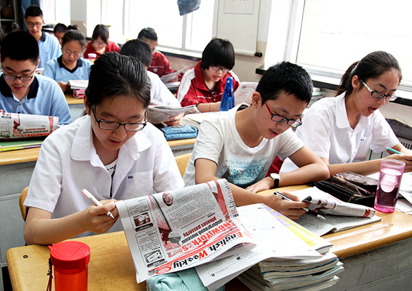 Students reading English Weekly at a senior high school in Taiyuan, the capital of Shaanxi province. Some editions garner more than 8 million readers a week, accounting for one-third of all children in China's senior high schools.(Photo by HAN Xuyang/ For China Daily) 