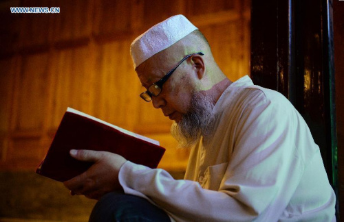 A muslim reads the Quran in a mosque in Xi'an, capital of northwest China's Shaanxi Province, June 17, 2015, the first day of the holy month of Ramadan. (Photo: Xinhua/Liu Xiao)