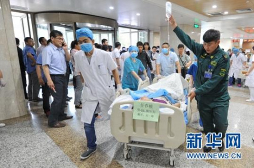 An injured passenger is transferred to No. 1 Hospital of Jilin University in Changchun, capital of northeast China's Jilin Province, July 2, 2015. (Photo: Xinhua/Zhang Nan)