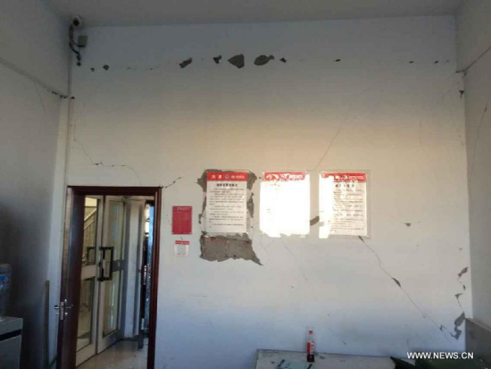 Photo taken with a cellphone on July 3, 2015 shows cracks on a building wall at the Pishan Fire Brigade after a 6.5-magnitude earthquake in Pishan County, northwest China's Xinjiang Uygur Autonomous Region. (Photo: Xinhua/Bian Kaiqiang)