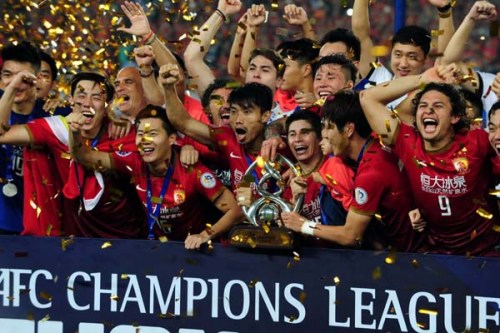 Guangzhou Evergrande players celebrated on Nov 10, 2013 after winning the Asian Football Confederation's Champions League in Guangzhou, Guangdong province. (Photo/China Daily)