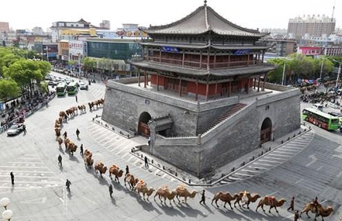 Tea merchants in a caravan from Shaanxi province pass through Zhangye, Gansu province, a stop along the ancient Silk Road, on their way to Kazakhstan in May. The caravan, consisting of 136 camels, will cover about 15,000 kilometers. (Wang Jiang/for China Daily)