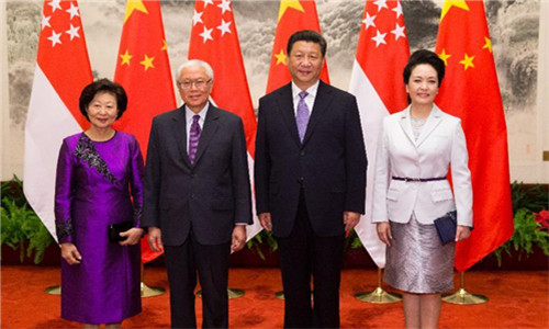 Chinese President Xi Jinping (2nd R) and his wife Peng Liyuan (1st R) pose for a group picture with Singaporean President Tony Tan Keng Yam and his wife during a welcoming ceremony in Beijing, capital of China, July 3, 2015. (Photo: Xinhua/Huang Jingwen)