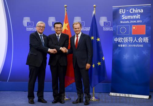 Chinese Premier Li Keqiang poses for a group photo with President of the European Council Donald Tusk (right) and President of the European Commission Jean-Claude Juncker before the 17th China-EU leaders' meeting in Brussels on June 29. (XINHUA)