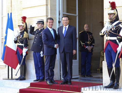 Chinese Premier Li Keqiang meets with his French counterpart Manuel Valls in Paris on June 30. (CNSPHOTO)