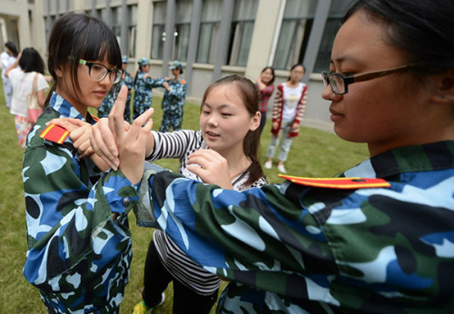 Students learn and practice self-defense skills at a school in Yangzhou, Jiangsu province, in 2014. Sexual assaults on young girls have attracted widespread public and media attention in China in recent years.  Meng Delong/for China Daily