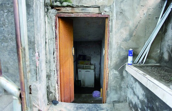 The bunkers, located two kilometers northeast of Nanyuan Airport, are hidden among small residential buildings. (photo/fawan.com)