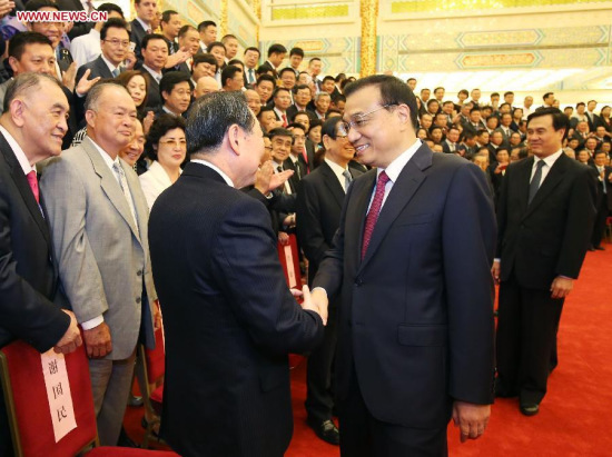 Chinese Premier Li Keqiang (R front) meets with delegates at the first overseas Chinese industrial and commercial congress in Beijing, capital of China, July 6, 2015. (Xinhua/Yao Dawei)