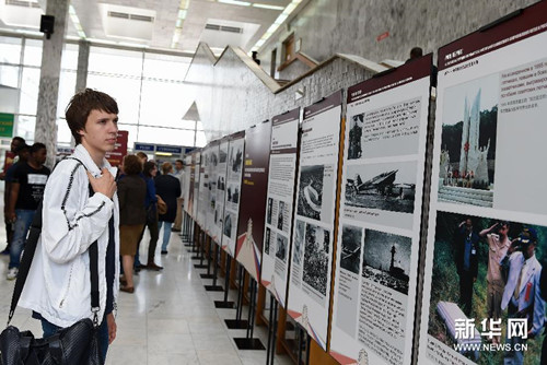 A photo exhibition depicting the combined war effort of China and Russia against fascist forces has opened in the Peoples' Friendship University of Russia in Moscow. (Photo/Xinhua)