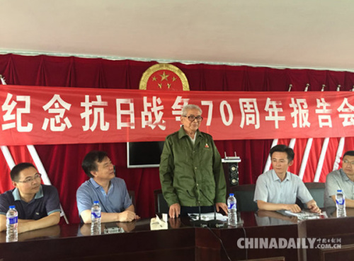 General Xu Yingquan tells his story to his hometown fellowmen in Rugao city, Jiangsu province June 13, 2015.  (Photo by Liu Mengyang/chinadaily.com.cn)
