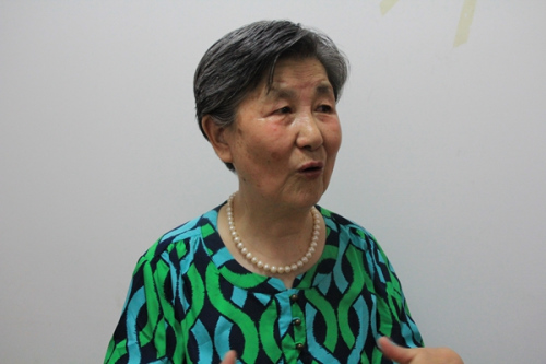 Zhao Yanhua, 76, lives in the Xudong community of Urumqi.(Photo by Xu Wei /China Daily)