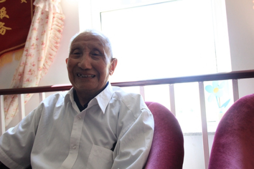 Shen Fusheng, 86, is a retired soldier and former transport worker in the Xinjiang Branch of PetroChina Xinjiang Co Ltd in Karamay, Xinjiang Uygur autonomous region.(Photo by Xu Wei /China Daily)